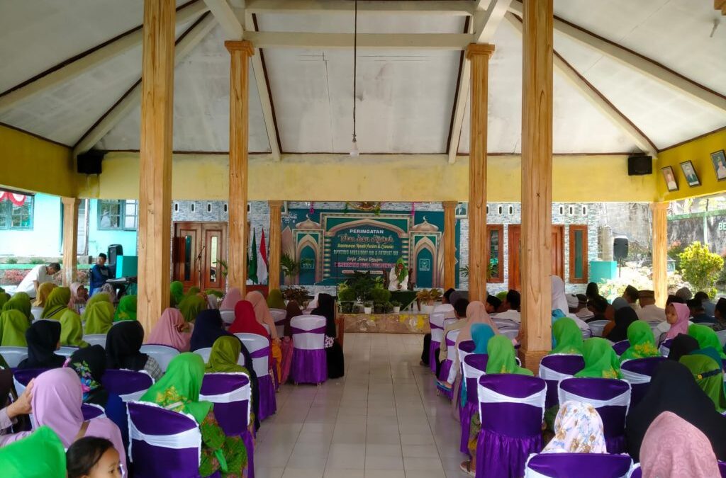 FATAYAT DAN MUSLIMAT DESA PEGADINGAN MENGADAKAN SANTUNAN ANAK YATIM PIATU DAN LANSIA