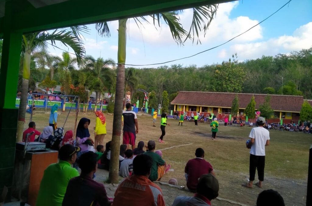 PERTARUNGAN DRAMATIS FINAL SEPAK BOLA WANITA TINGKAT DESA PEGADINGAN DALAM MEMERIAHKAN HUT RI KE 78 DIMENANGKAN RW 04