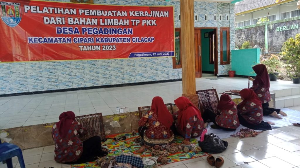 Bimbingan Teknis Pembuatan Kerajinan dari Bahan Limbah TP PKK Desa Pegadingan